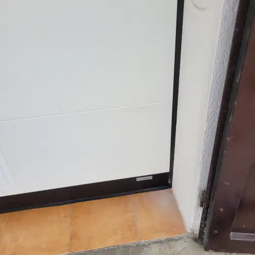 Porta sezionale con portina pedonale motorizzata