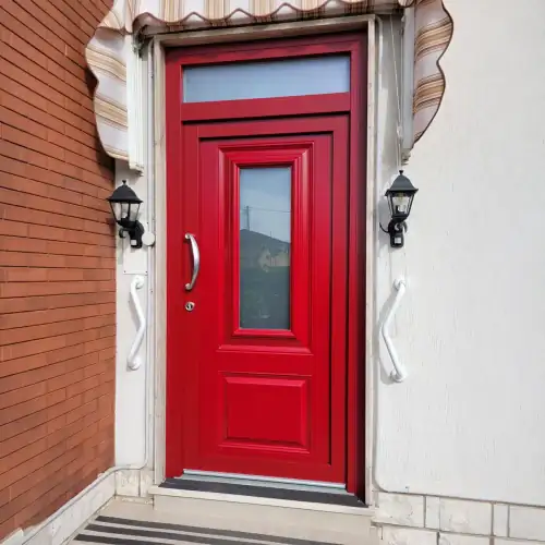 Portoncino d’ingresso in PVC con cappottino in alluminio